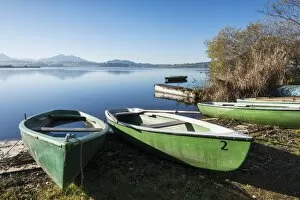 Rowing boats on the shore of Hopfensee Lake near Fuessen, Ostallgaeu region, Allgaeu, Bavaria, Germany, Europe
