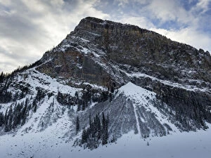 Lake Louise, Canada Gallery: Rugged mountain with snow in winter