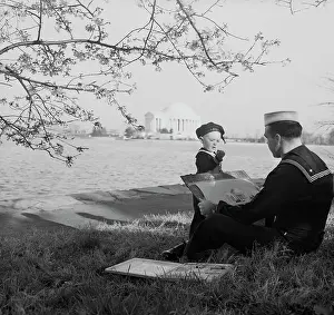 Visual Artists Prints: Sailor Drawing Jefferson Memorial