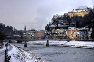 Images Dated 26th December 2010: Salzach river in winter with Salzburg old town