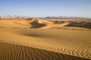 Sand dunes in front of the Idinen Mountains in the Libyan Desert, Libya, Sahara, North Africa, Africa