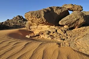 Images Dated 9th November 2011: Sandstone rock formation and sand dunes, Adrar Tekemberet, Immidir, Algeria, Sahara, North Africa