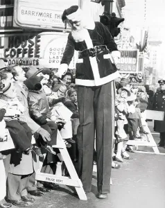 Thanksgiving Day Prints: Santa Claus Stilt Walker with Crowd at Macy's Thanksgiving Parade