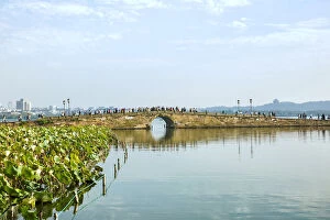 Images Dated 5th November 2015: Scenic view of the Broken Bridges on the West Lake, Hangzhou