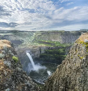 Images Dated 5th May 2016: Scenic view of Palouse Falls on cloudy day, Palouse Falls State Park, Washington State, USA