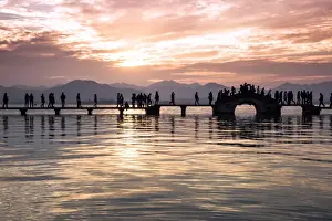 Hang Zhou Prints: Scenic view of Yongjin Bridge on West Lake, Hangzhou