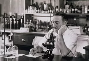 Images Dated 31st August 2005: Scientist doing research in lab, 1930s (B&W)