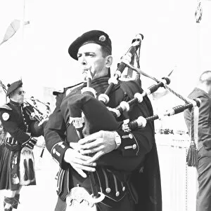 Images Dated 6th November 2006: Scottish pipe band, (B&W)