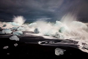 Images Dated 11th August 2011: Sculpturing Ice