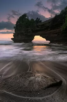Images Dated 31st July 2017: Seascape twilight times at Batu Bolong Pura Tanah Lot, Bali, Indonesia