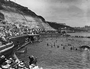 Prints of 1st June 1918: Bathers in the bathing pool at South Cliff, Scraborough, Yorkshire. (Photo by Alfred Hind Robinson/A H Robinson/Getty Images) Alfred Hind Robinson (1864-1950) Prints: Seaside Bathers