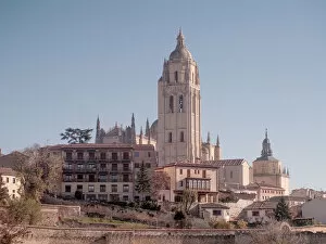 Images Dated 4th February 2015: Segovia cathedral and city walls