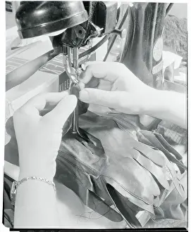 Manual Prints: Sewing the Thumb on a Glove