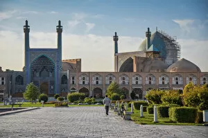 Images Dated 22nd October 2016: Shah Mosque and gate at Naqsh-e-Jahan Square, Isfahan, Iran