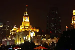 Images Dated 3rd March 2016: Shanghai Bund European-style buildings clock tower of night scene