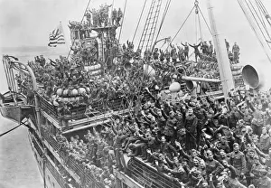 Cheering Prints: Ship of Soldiers Returning Home from World War I