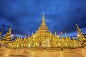 Landmark Gallery: Shwedagon Pagoda before sunrise, Yangon, Myanmar