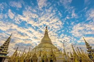 Images Dated 17th December 2016: Shwedagon Pagoda twilight time in the morning before sunrise