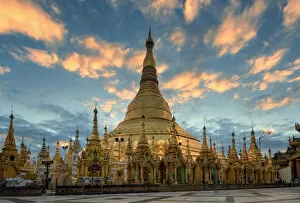 Images Dated 17th December 2016: Shwedagon Pagoda, Yangon, Myanmar