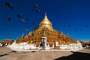 Images Dated 31st December 2012: Shwezigon Pagoda in Bagan