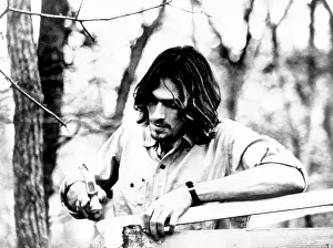 Singer/Songwriter Hammering