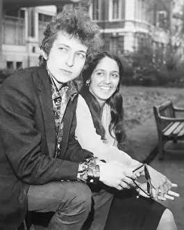 Singers Bob Dylan and Joan Baez