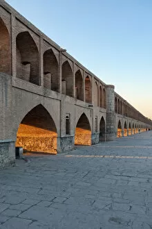 Images Dated 13th October 2015: Sio Seh bridge (Bridge of 33 Arches) over Zayandeh river, Isfahan, Iran