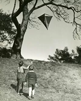 Images Dated 10th September 2005: Small boys flying kite