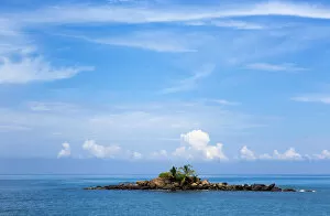 Images Dated 25th March 2013: Small rocky island off the coast of Beruwala, Beruwala, Westkuste, Westprovinz, Sri Lanka