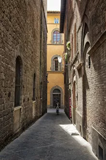 Images Dated 10th May 2017: Small street of Siena