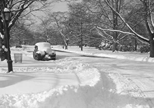 Images Dated 6th November 2006: Snow capped car on street, (B&W)