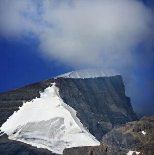 Images Dated 13th August 2018: Snow Capped Peak of Glacier with Blue Sky and Cloud at Columbia Icefields