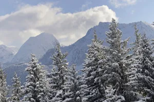 Images Dated 9th February 2013: Snow clouds over winter mountain landscape, Mt Wendelstein and Mt Breitenstein, Leitzachtal