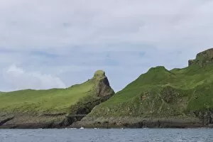 Faroe Islands Collection: So-called Atlantic Bridge between Mykinesholmur and Mykines, Utoyggjar, Faroe Islands, Denmark