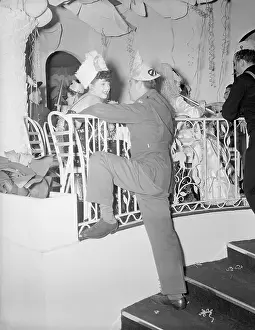 Balcony Prints: Soldier Courting a Woman from a Balcony