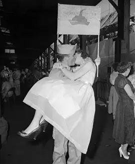Soldier Kissing Girl He'S Lifting
