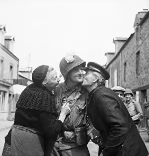 Hospitality Prints: Soldier Receives Welcome Home Kisses
