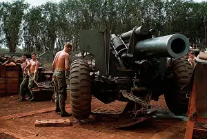 Heavy Prints: Soldiers Check Out Heavy Artillery