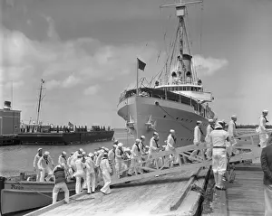 Honolulu Prints: Soldiers Disembark