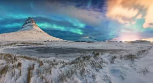 Images Dated 21st February 2015: Spectacular northern lights appear over Mount Kirkjufell