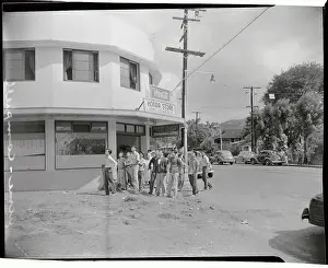 Honolulu Prints: Spectators at Airfight
