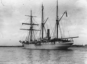 Topical Press Agency Collection: SS Endurance leaving Millwall Docks