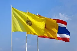 Images Dated 6th January 2012: State flag and the royal standard, Bangkok, capital of Thailand, Southeast Asia, Asia