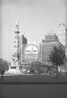 Images Dated 6th November 2006: Statue on american city square, (B&W)