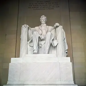 Statue of the Lincoln Memorial