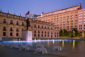 Images Dated 31st January 2016: The Statue of the President Arturo Alessandri at Citizenry Square with La Moneda Palace in