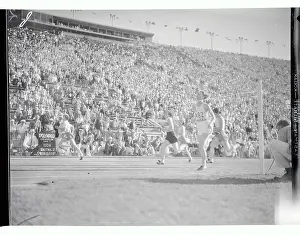 Stella Walsh Leading The Race on Track