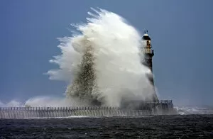 Windy Gallery: Stomy weather at Roker Lighthouse