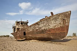 Images Dated 27th August 2011: Stranded ship at the port of Mo?ynoq or Muinak, Aral Sea, Karakalpakstan, Uzbekistan