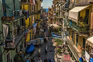 Images Dated 5th August 2015: Street life from Manarola, Cinque Terre